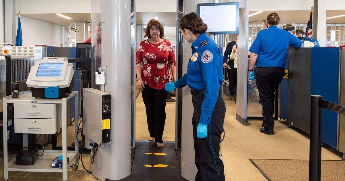 Scanare corporală de securitate în aeroport