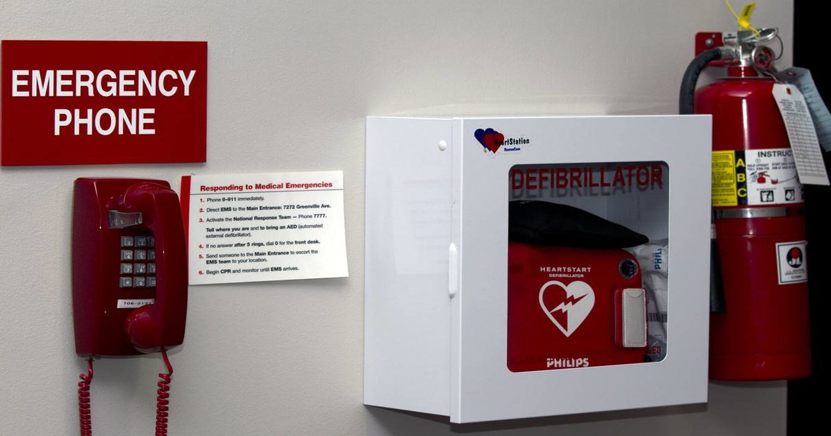 Defibrilator extern automat, amplasat într-un spațiu public