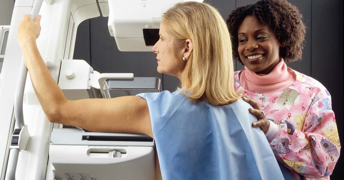pacienta realizand o mamografie