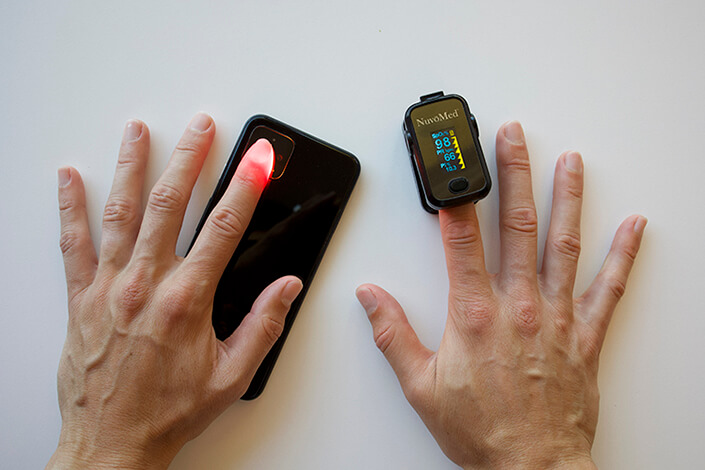 Monitorizare simultana a nivelului de oxigen din sange cu un telefon mobil si un pulsoximetru
