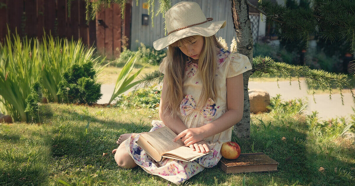 Fată citind o carte