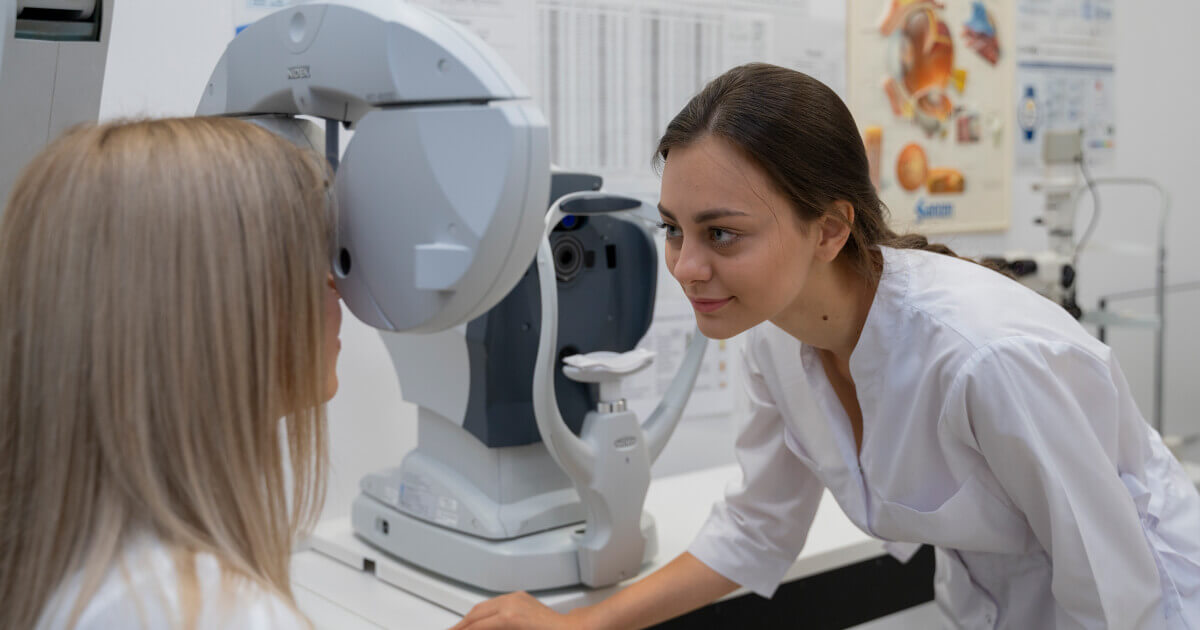 Pacientă îm cabinetul medicului oftalmolog