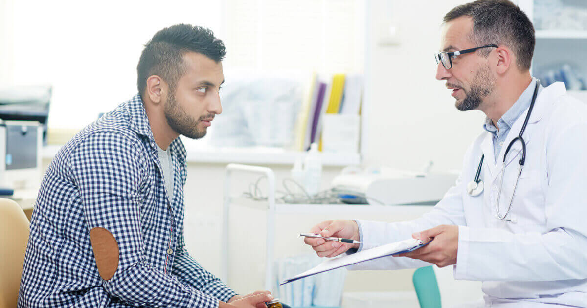 un doctor care ii da explicatii pacientului de sex masculin