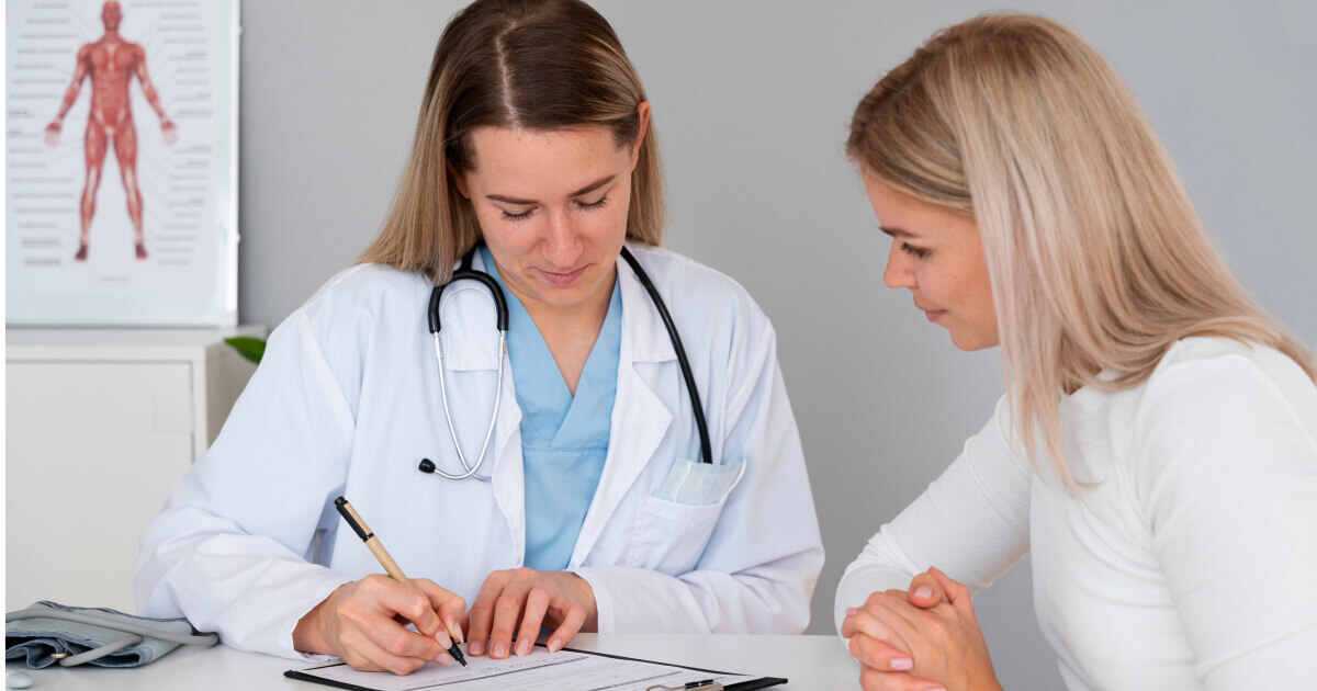 doctor de sex feminin care completeaza un chestionar alaturi de o pacienta