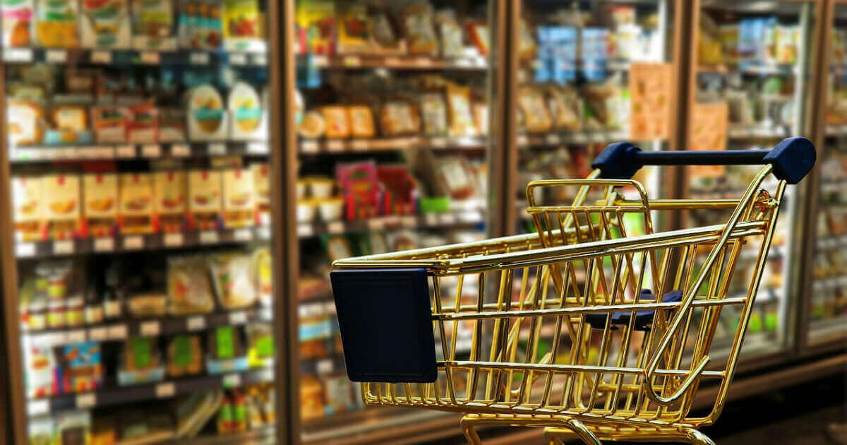 Un carucior de cumparaturi in supermarket