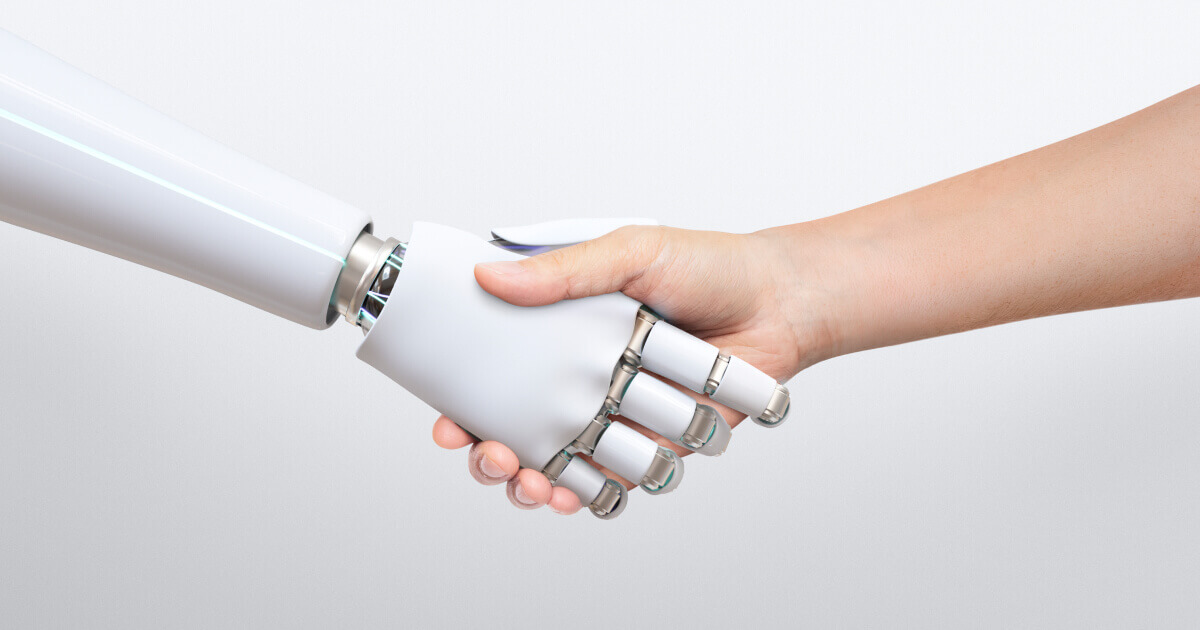 Robot și om care dau mâna
