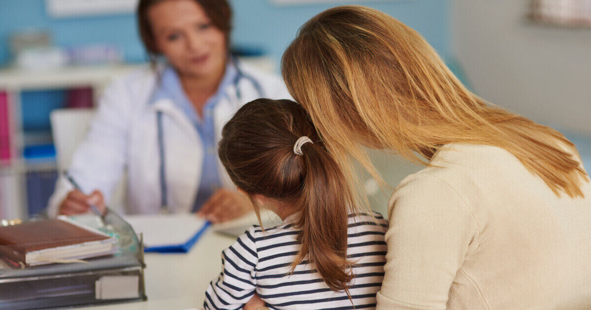 copil cu mama in cabinetul doctorului