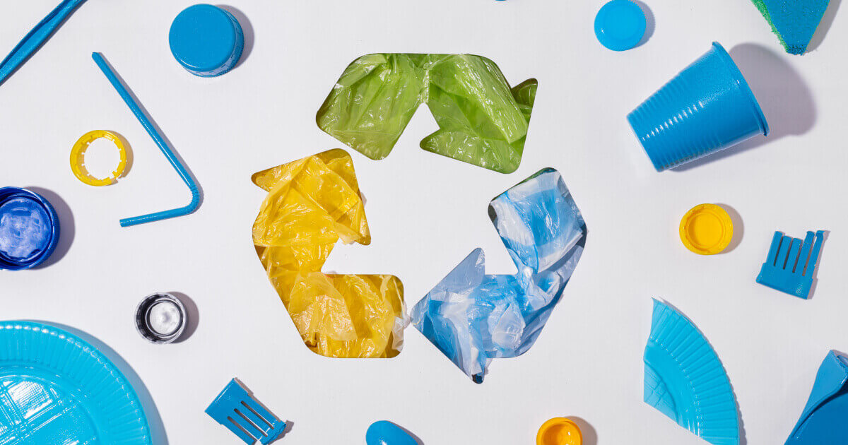 plastic asezat sub forma de simbol de reciclare