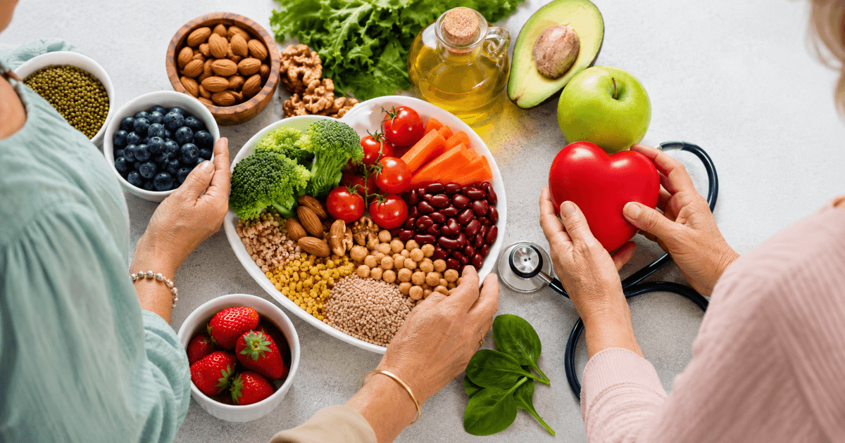Femei aflate la postmenopauză, alături de alimente sănătoase pentru inimă.